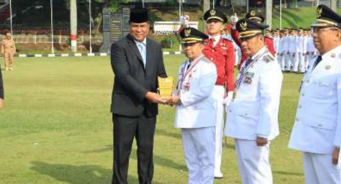 Bupati dan Wabup Tapin H Yamani - H Juanda saat menerima anugerah Pin Alumni Kehormatan IPDN. (foto : istimewa)