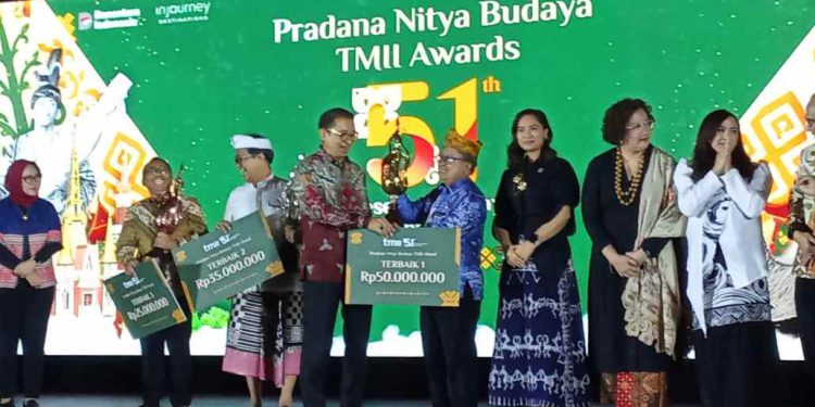 Penghargaan Asisten Perekonomian dan Pembangunan Sekretariat Daerah Provinsi Kalsel Ariadi Noor oleh oleh Menteri Kebudayaan RI, Fadli Zon, pada Gelaran Puncak HUT ke-51 TMII di Jakarta. (foto : adpim kalsel)