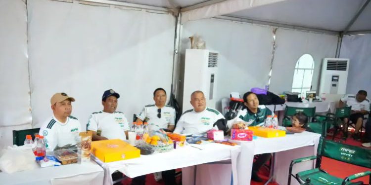 Bupati dan Wabup Tapin H Yamani - H Juanda saat turun langsung memberikan dukungan moral kepada tiga pereli muda Tapin. (foto : istimewa)