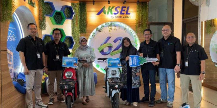Dua pensiunan ASN Misbah Herlina dan Noorhidayati menerima hadiah sepeda listrik dari program undian Kredit Multiguna Bank Kalsel. (foto : istimewa)