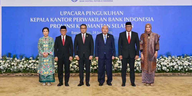 Gubernur Kalsel H Muhidin dan Kepala BI Kalsel yang baru dan jajaran foto bersama usai pengukuhan. (foto : shn/seputaran)