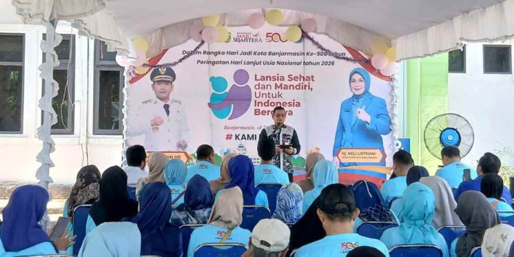 Sekdako Banjarmasin Ichrom Muftezar saat sambutan pada peringatan HLUN ke-30 di Halaman Dinkes Banjarmasin. (foto : shn/seputaran)