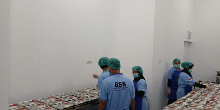 Dapur SPPG saat mengolah menu MBG untuk dibagikan kepada para pelajar sekolah. (foto : shn/seputaran)