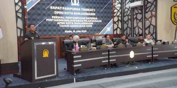 Walikota Banjarmasin HM Yamin saat menyampaikan Raperda laporan dan pertanggungjawaban APBD 2025 saat paripurna di DPRD Banjarmasin. (foto : shn/seputaran)