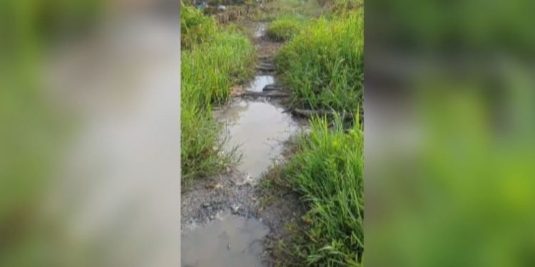 Kondisi Jalan Simpang Sungai Jelai yang rusak parah. (foto : shn/seputaran)