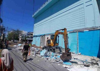 Tak Kantongi Izin PBG dan Melanggar GSB, Bangunan Toko 7 Pintu Dibongkar
