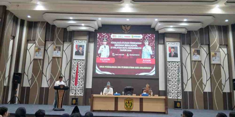 Walikota Banjarmasin HM Yamin saat memberikan arahan pada Rakor dan Sosialiasi Minol. (foto : shn/seputaran)