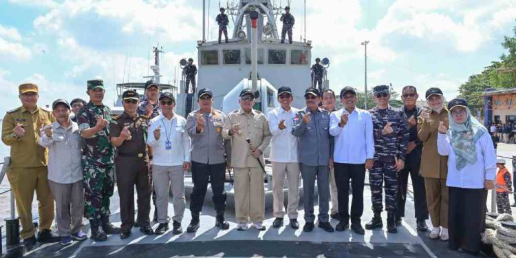 Gubernur Kalsel H Muhidin dan pihak BI serta Forkopimda foto bersama di sela pelepasan ERB 2026. (foto : istimewa)