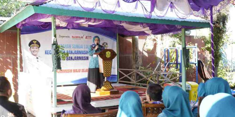 Ketua TP PKK Banjarmasin Hj Neli Listriani saat menyambut verifikasi lapangan Tim Penilai TP PKK Kalsel di TP PKK Sungai Lulut. (foto : shn/seputaran)