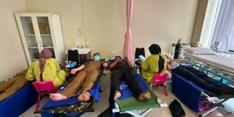 Pendonor saat mendonorkan darah ke PMI Banjarmasin. (foto : shn/seputaran)
