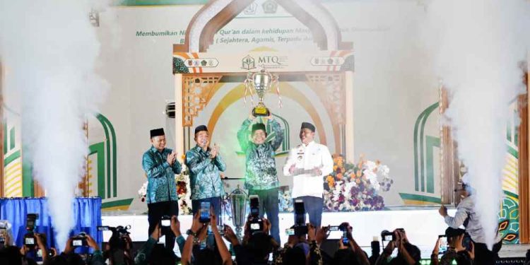 Walikota Banjarmasin HM Yamin saat mengangkat tropi piala juara umum MTQ. (foto : shn/seputaran)