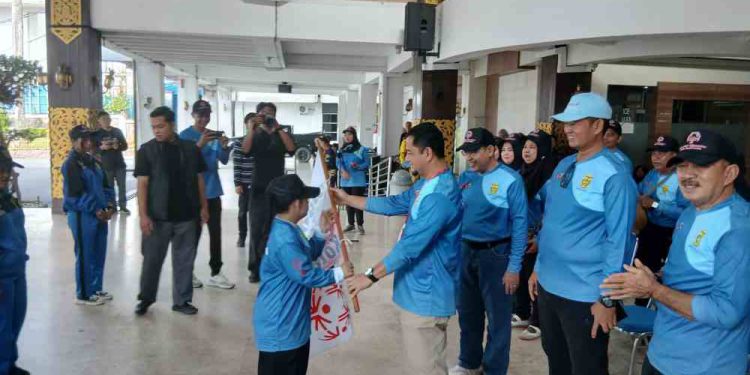 Sekdako Banjarmasin Ichrom Muftezar saat melepas atlet SOIna Banjarmasin. (foto : shn/seputaran)