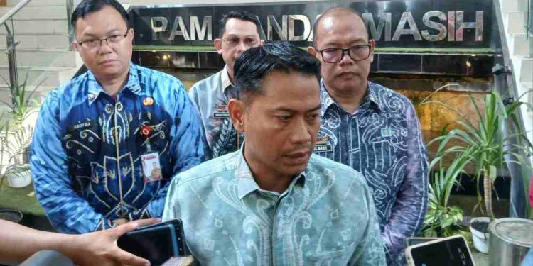 Walikota Banjarmasin HM Yamin diwawancarai usai RUPS PAM Bandarmasih. (foto : shn/seputaran)
