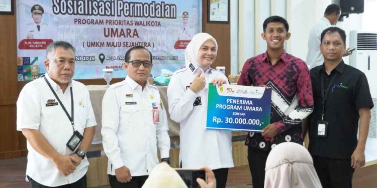 Penyerahan secara simbolis pinjaman UMARA Pemko Banjarmasin - Bank Kalsel oleh Wakil Walikota Banjarmasin Hj Ananda kepada pelaku UMKM. (foto : shn/seputaran)