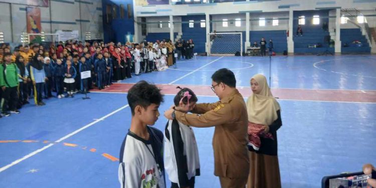 Kadisdik Banjarmasin Ryan Utama saat memasangkan jaket O2SN tanda dimulainya O2SN Banjarmasin. (foto : shn/seputaran)
