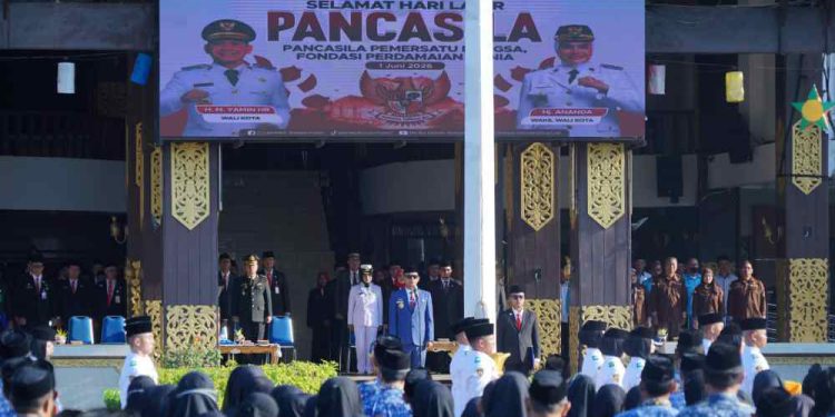 Upacara peringatan Hari Lahir Pancasila di Halaman Pemko Banjarmasin. (foto : shn/seputaran)
