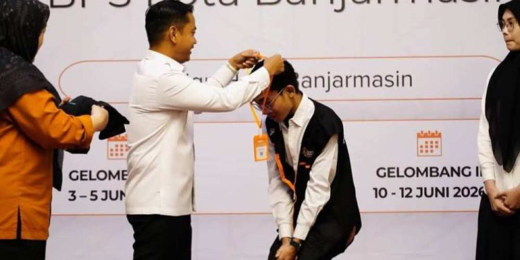 Walikota Banjarmasin HM Yamin kalungkan ID Card pengenal petugas sensus Ekonomi 2026. (foto : shn/seputaran)