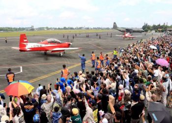 Gubernur H Muhidin dan Ribuan Warga Terpukau Melihat Atraksi Spektakuler Jupiter Aerobatic Team