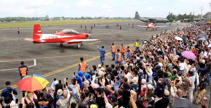 Gubernur Kalsel H Muhidin bersama warga saat menyaksikan atraksi Tim Jupiter Aerobatic dari Lanud Sjamsudin Noor. (foto : istimewa)