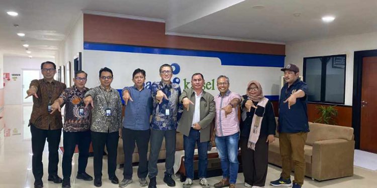 Ketua PWI Kalsel Zainal Helmie dan Dirut Bank Kalsel Fachruddin berserta jajaran foto bersama di sela audensi. (foto : istimewa)