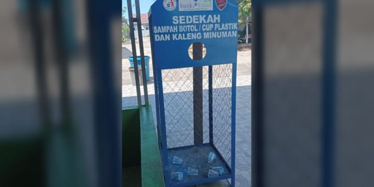 Tempat sampah botol dan kaleng minuman bantuan CSR Bank Kalsel. (foto : istimewa)