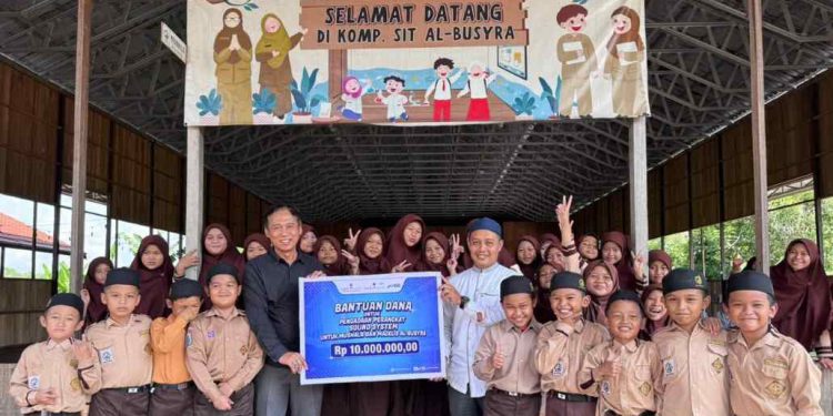 Penyerahan bantuan secara simbolis dari Bank Kalsel Cabang Paringin kepada pihak SIT Al Busyra. (foto : istimewa)