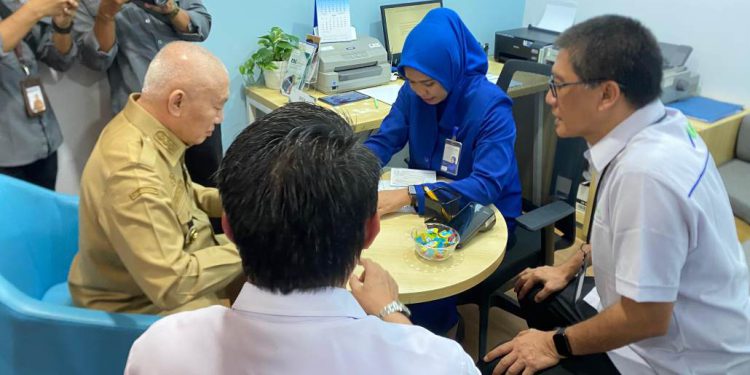 Gubernur Kalsel H Muhidin saat membuka rekening Valuta Asing sebagai nasabah perdana Bank Devisa dari Bank Kalsel. (foto : istimewa)