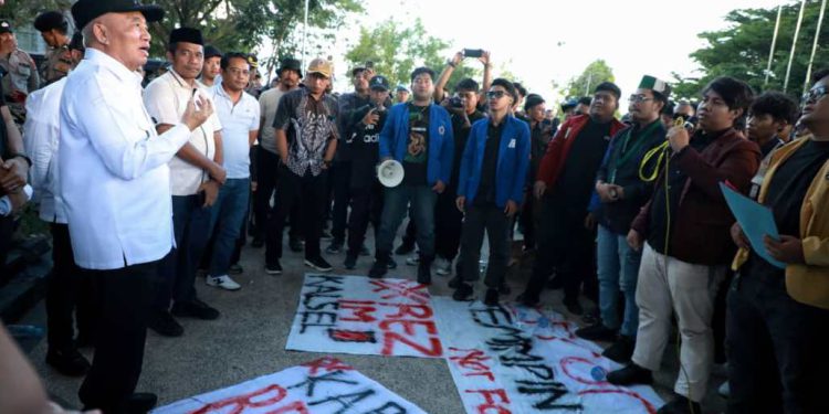 Gubernur Kalsel H Muhidin saat berdialog dengan para pendemo Mahasiswa. (foto : istimewa)