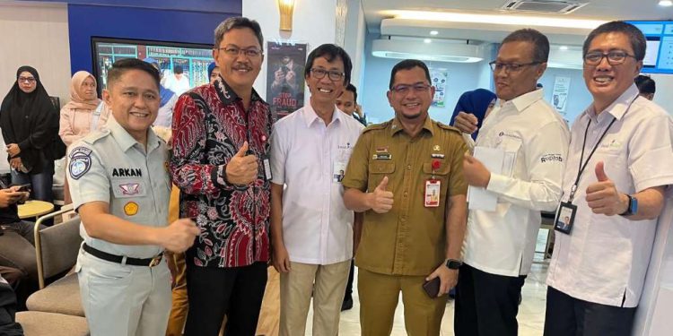 Sekdako Banjarmasin Ichrom Muftezar saat berfoto bersama dengan Dirut Bank Kalsel Fachrudin dan jajaran. (foto : istimewa)
