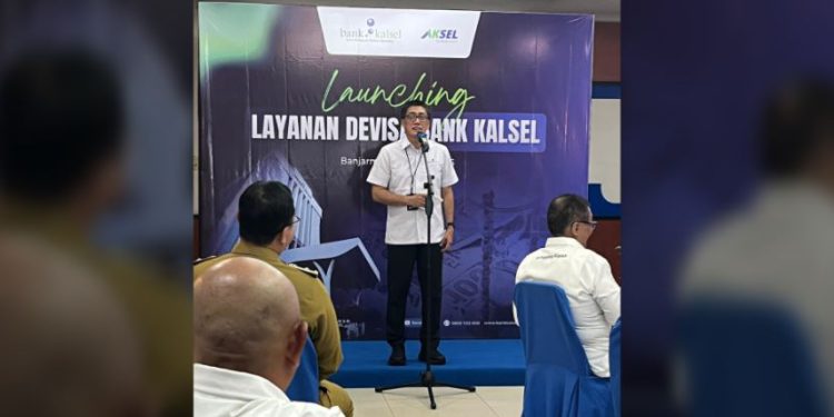 Dirut Bank Kalsel Fachrudin saat memberikan sambutan pada launching Bank Kalsel menjadi Bank Devisa. (foto : istimewa)