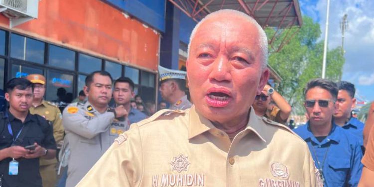 Gubernur Kalsel H Muhidin saat diwawancarai. (foto : istimewa)