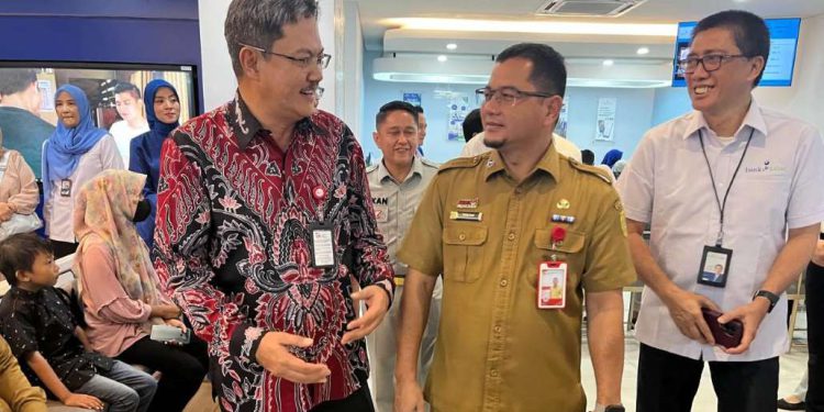 Kepala OJK Kalsel Agus Maiyo (baju batik) saat hadir peluncuran Bank Kalsel menjadi Bank Devisa. (foto : istimewa)