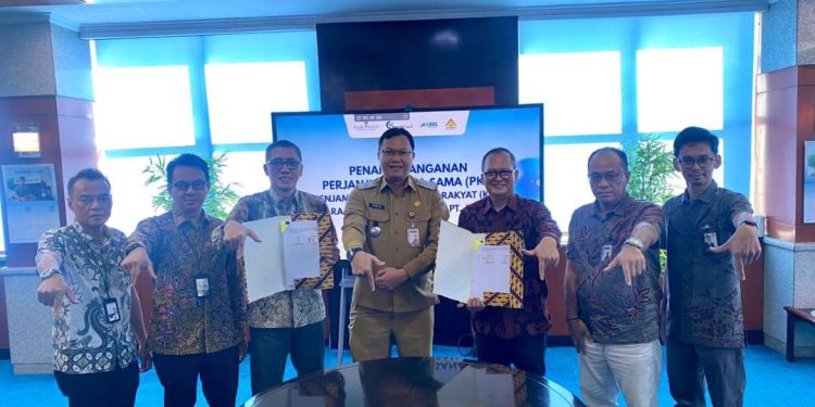 Pihak Bank Kalsel dan PT Jamkrida foto bersama usai penadatanganan PKS Penjaminan KUR. (foto : istimewa)