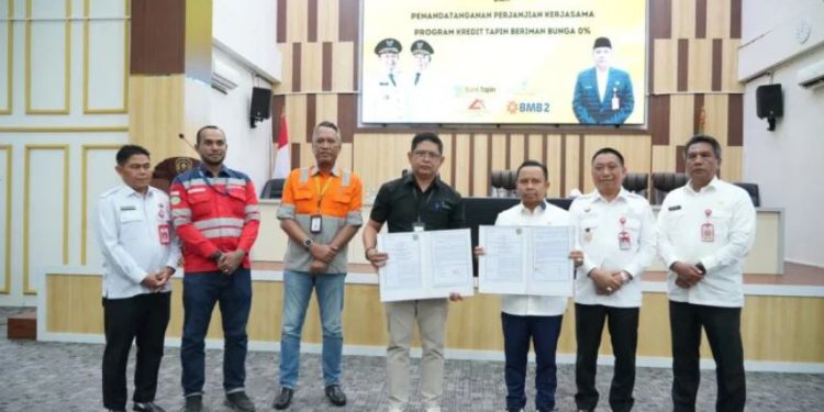 Bupati Tapin H Yamani foto bersama usai penandatanganan PKS Kredit Baiman Bunga Nol Persen. (foto : istimewa)