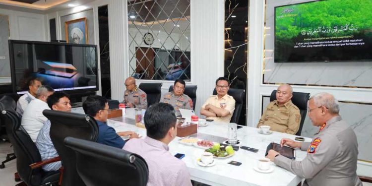 Pertemuan Gubernur Kalsel H Muhidin, Kapolda Irjen Pol Rosyanto Yudha Hermawan dengan jajaran PT Pertamina Patra Niaga Area Kalsel membahas masalah kelangkaan BBM serta pengawasan penyaluran BBM bersubsidi di Kalsel. (foto : adpim kalsel)