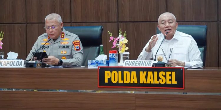 Gubernur Kalsel H Muhidin saat rapat koordinasi di Aula Mako Polda Kalsel, Banjarbaru. (foto : istimewa)