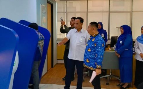 Bupati HST Samsul Rizal saat meninjau penerapan SBS di Bank Kalsel cabang Barabai. (foto : istimewa)