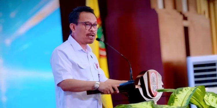 Plh Sekdaprov Kalsel Subhan Noor Yaumil saat membuka dan memberikan sambutan pada Public Communication Summit 2026. (foto : istimewa)