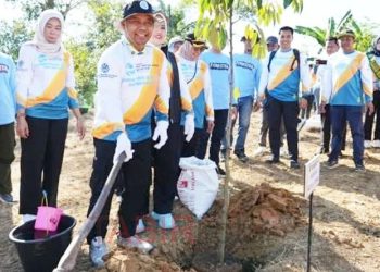 Peringati Hari LH Sedunia, H Yamani Ikut Penanaman Pohon Duren