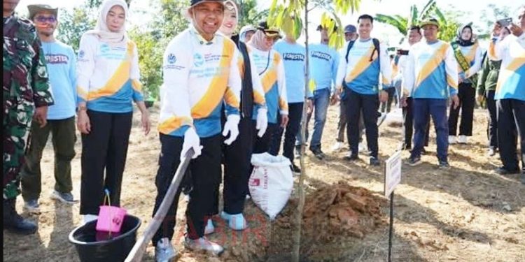 Bupati Tapin H Yamani saat ikut kegiatan penanaman pohon pada peringatan Hari LH Sedunia. (foto : istimewa)