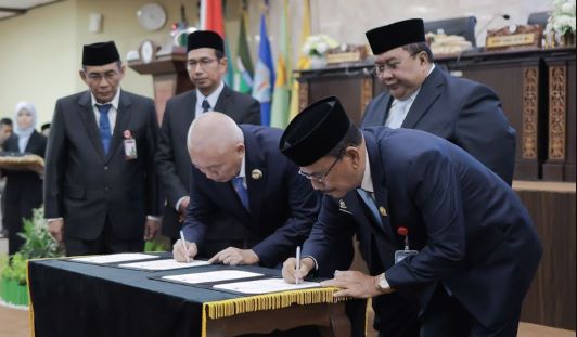 Gubernur Kalsel H Muhidin dan Ketua DPRD Kalsel Supian HK saat menandatangani LKPD Pemprov Kalsel dengan opini WTP. (foto : istimewa)