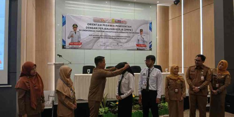 Walikota Banjarmasin HM Yamin kalungkan ID Card kepada peserta tandai dimulainya orientasi PPPK Pemko Banjarmasin. (foto : shn/seputaran)