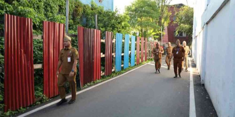 Sekdako Banjarmasin Ichrom Muftezar saat berjalan dalam rangka Sidak SKPD. (foto : shn/seputaran)