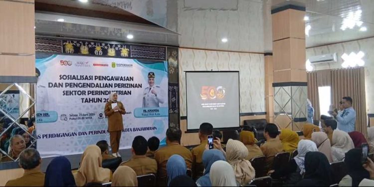 Wakil Walikota Banjarmasin Hj Ananda saat memberikan motivasi kepada pelaku IKM yang ikut kegiatan sosialiasi. (foto : shn/seputaran)