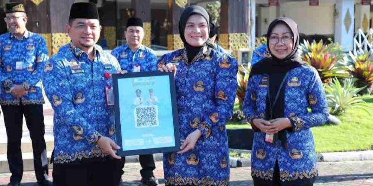 Wakil Walikota Banjarmasin Hj Ananda, Sekdako Banjarmasin Ihrom Muftezar dan Kepala Dispersip Banjarmasin Windiasti Kartika saat launching titik literasi di Balai Kota Banjarmasin. (foto : shn/seputaran)