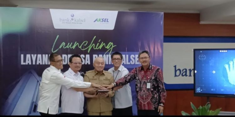 Gubernur Kalsel H Muhidin dan Dirut Bank Kalsel Fachrudin bersama jajaran saat launching Bank Kalsel menjadi Bank Devisa. (foto : shn/seputaran)