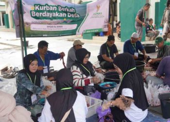 Bank Kalsel Bersama Pemkab Balangan Bagikan 450 Paket Daging Kurban