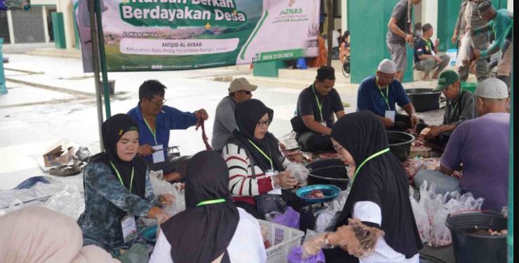 Panitia saat memotong daging sapi kurban yang dibagikan kepada masyarakat. (foto : istimewa)
