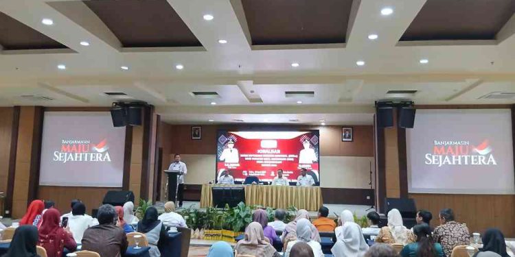 Sekdako Banjarmasin Ichrom Muftezar saat memberikan sambutan pada kegiatan sosialisasi SIINas bagi IKM. (foto : shn/seputaran)