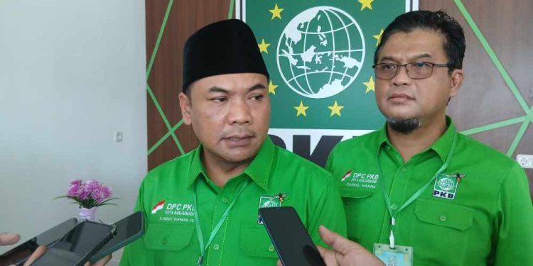 Ketua DPC PKB Banjarmasin H Deddy Sophian dan Sekretaris DPC PKB Banjarmasin Zainal Hakim saat diwawancarai. (foto : shn/seputaran)